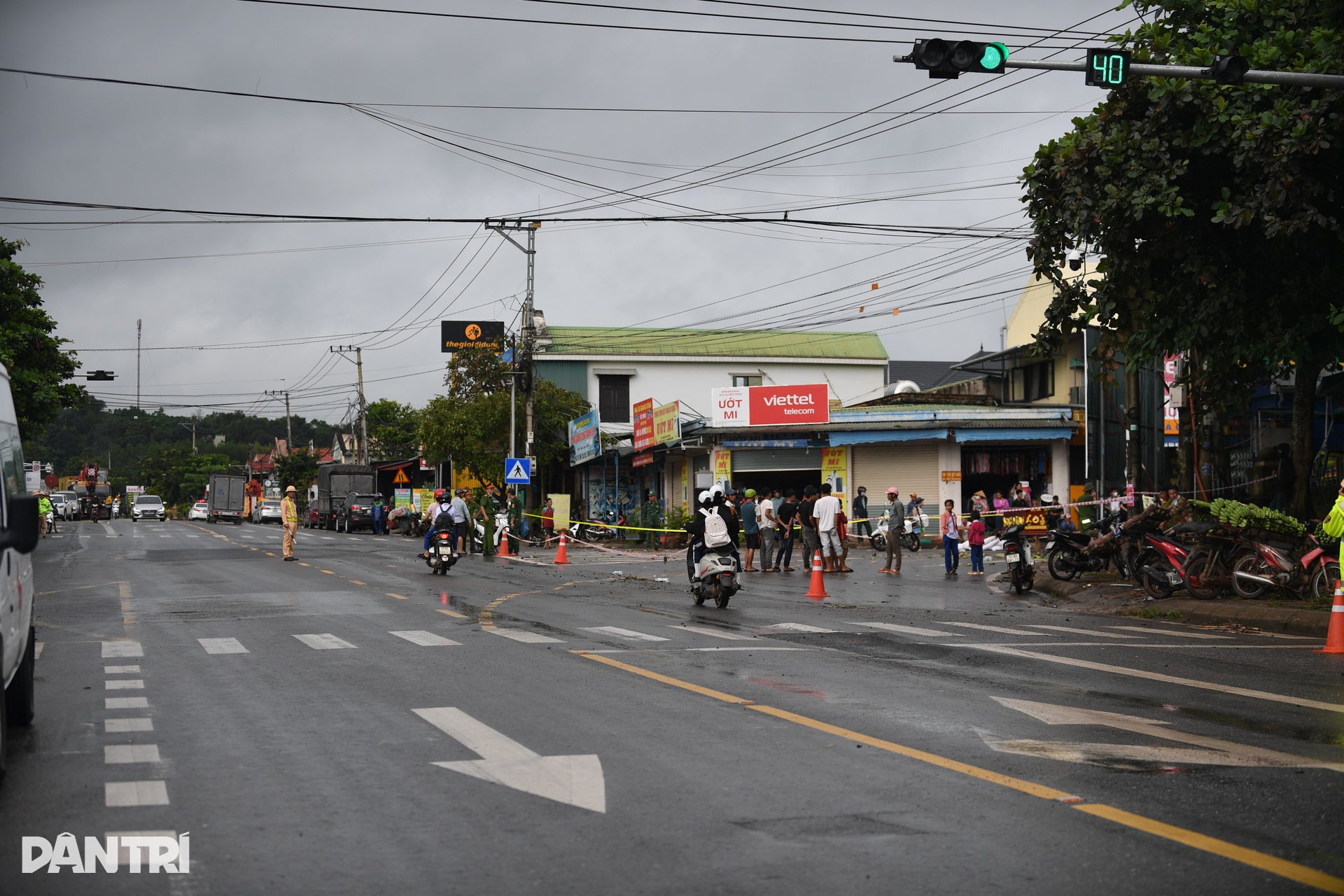 Hiện trường vụ xe tải lao vào chợ khiến 3 người chết, 9 người bị thương - 11 Hiện trường vụ xe tải lao vào chợ khiến 3 người chết, 9 người bị thương - 11