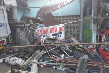 Xe tải tông sập mái hiên 3 nhà dân