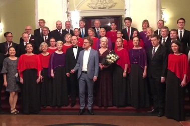 Đại sứ Thuỵ Điển ngẫu hứng hát cùng dàn đồng ca mừng 50 năm quan hệ Việt Nam - Thụy Điển