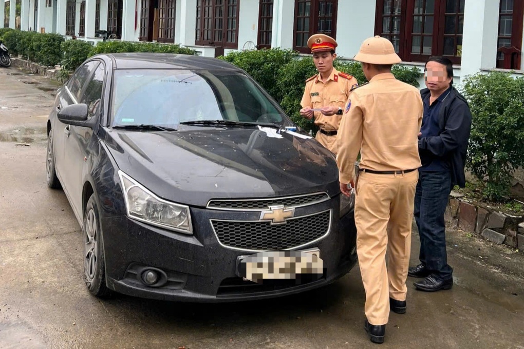 Ô tô gây tai nạn, bỏ mặc nạn nhân tại hiện trường - 2 Ô tô gây tai nạn, bỏ mặc nạn nhân tại hiện trường - 2
