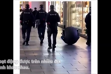 Cảnh sát Trung Quốc sử dụng robot để tuần tra trên đường