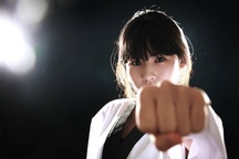 Cư dân mạng cười bò với chuyện chồng dạy văn lấy cô vợ dạy võ