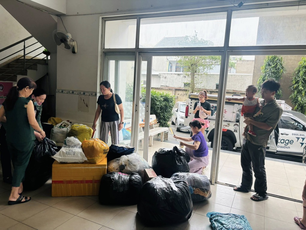 Người TPHCM “có gì góp nấy”, nấu cháo tiếp sức vì miền Trung lũ lụt - 3 Người TPHCM “có gì góp nấy”, nấu cháo tiếp sức vì miền Trung lũ lụt - 3