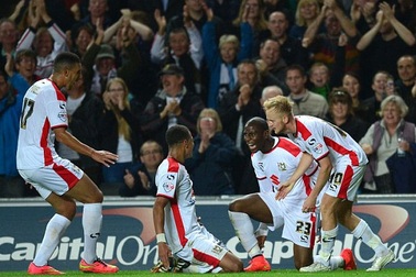 Nữ CĐV xinh đẹp trúng thưởng nhờ dự đoán MU thua 0-4