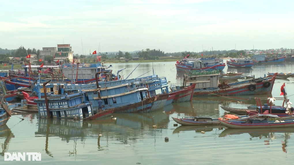 Ẩn họa khôn lường từ nghĩa địa tàu cá ở cửa sông - 2 Ẩn họa khôn lường từ nghĩa địa tàu cá ở cửa sông - 2
