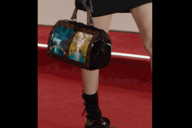 Louis Vuitton ra mắt bộ sưu tập túi xách... tích hợp màn hình cảm ứng cong