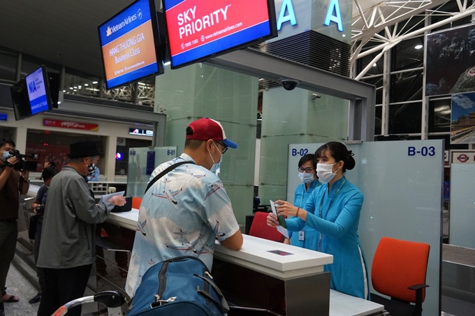 Vietnam Airlines thực hiện chuyến bay thương mại quốc tế thường lệ đầu tiên sau Covid-19 - Ảnh 15.