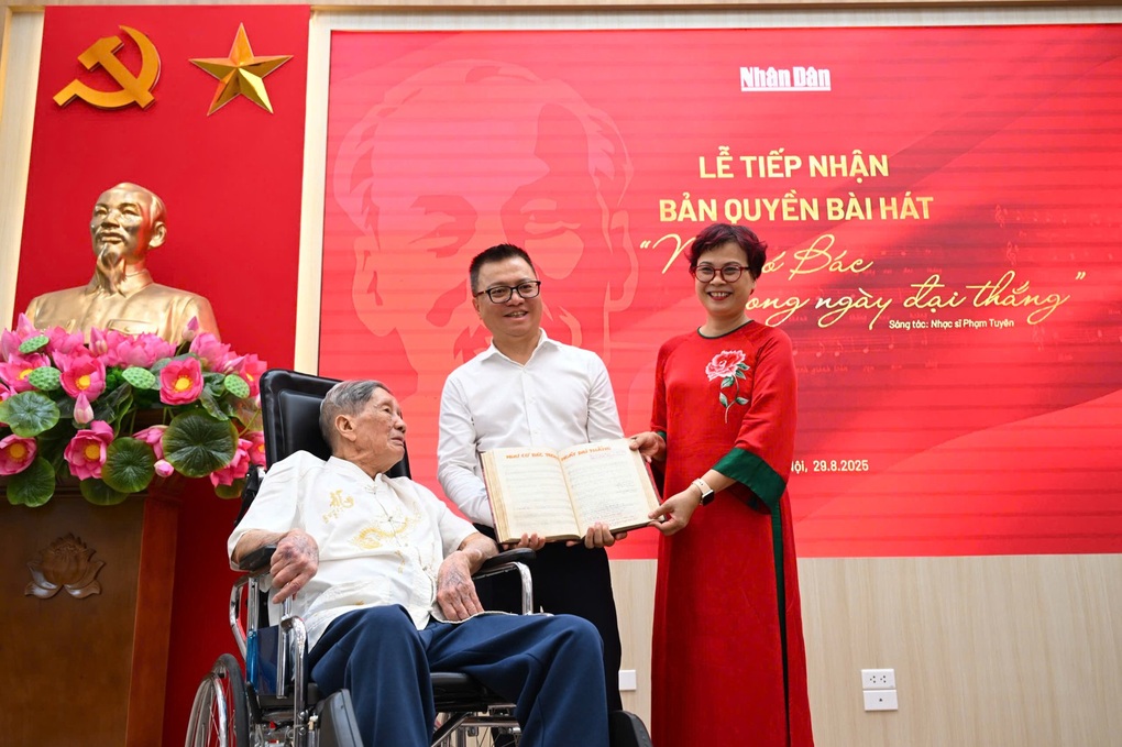 Nhạc sĩ Phạm Tuyên tặng “Như có Bác trong ngày đại thắng” cho Báo Nhân Dân - 2 Nhạc sĩ Phạm Tuyên tặng “Như có Bác trong ngày đại thắng” cho Báo Nhân Dân - 2