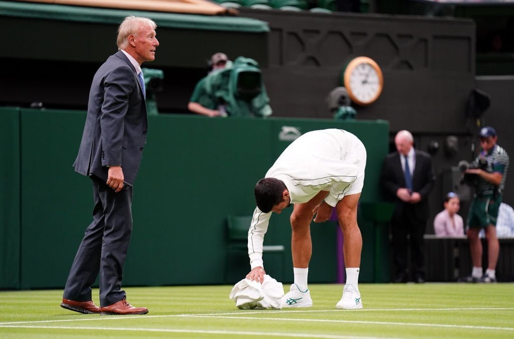 Djokovic dùng khăn lau nước mưa trên mặt cỏ - 1 Djokovic dùng khăn lau nước mưa trên mặt cỏ - 1