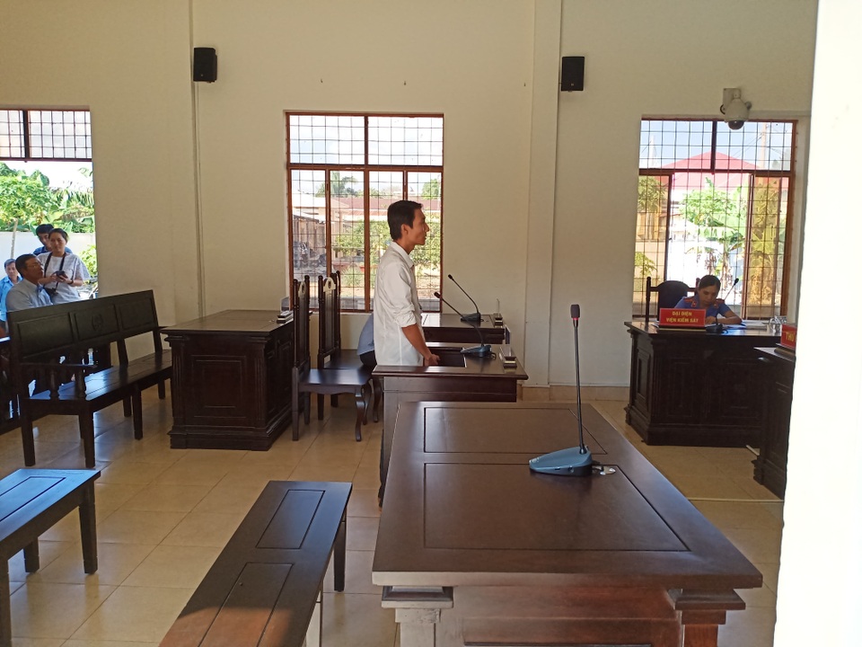 Người chồng đánh đập, liên tục dìm vợ xuống bể bơi lãnh 3 tháng tù - 1 Người chồng đánh đập, liên tục dìm vợ xuống bể bơi lãnh 3 tháng tù - 1