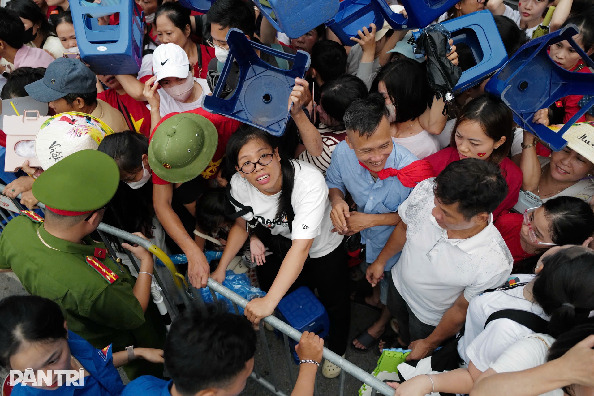 Người dân đội ghế, mang chiếu sẵn sàng cắm trại xuyên đêm chờ xem diễu binh - 5 Người dân đội ghế, mang chiếu sẵn sàng cắm trại xuyên đêm chờ xem diễu binh - 5