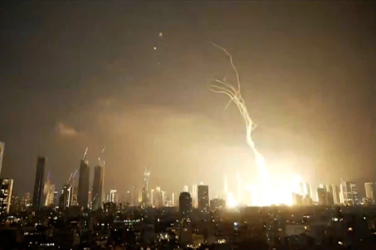 Bộ trưởng Israel: Tehran sẽ bị thiêu rụi nếu Iran không dừng lại - 1