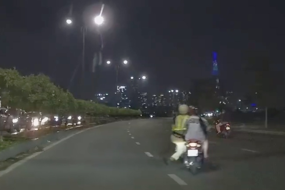 CSGT bị xe máy kéo lê trên đường ở Sài Gòn - 1 CSGT bị xe máy kéo lê trên đường ở Sài Gòn - 1