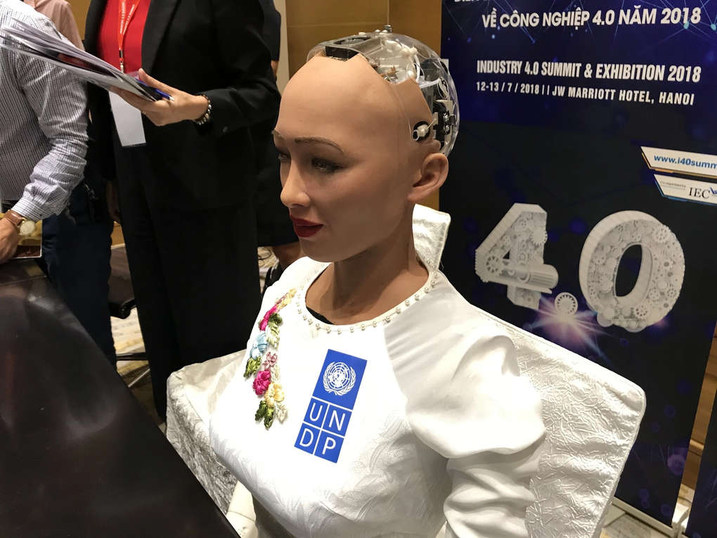Sophia, robot đầu tiên trên thế giới được cấp quyền công dân, mặc áo dài trong lần đến thăm Việt Nam vào năm 2018 (Ảnh: Nguyễn Nguyễn).