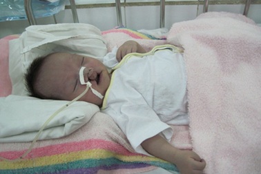 Tấm séc “khó xử” gửi bé trai dị dạng con bà Liên