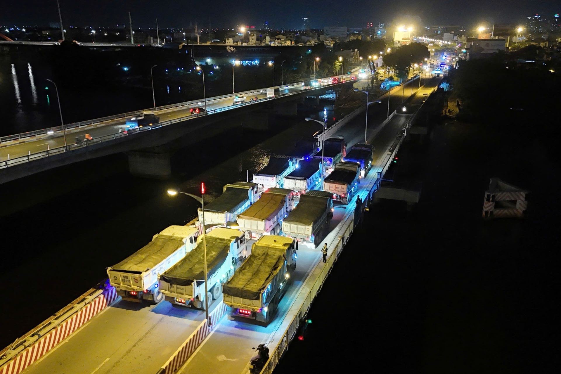 Huy động 12 xe tải thử độ bền cầu Bình Triệu 1 ở TPHCM - 2