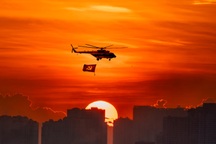 Sự thực về bức ảnh trực thăng kéo cờ bay giữa hoàng hôn gây sốt trên mạng