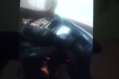 Sốc tài xế điều khiển xe ô tô bằng chân.