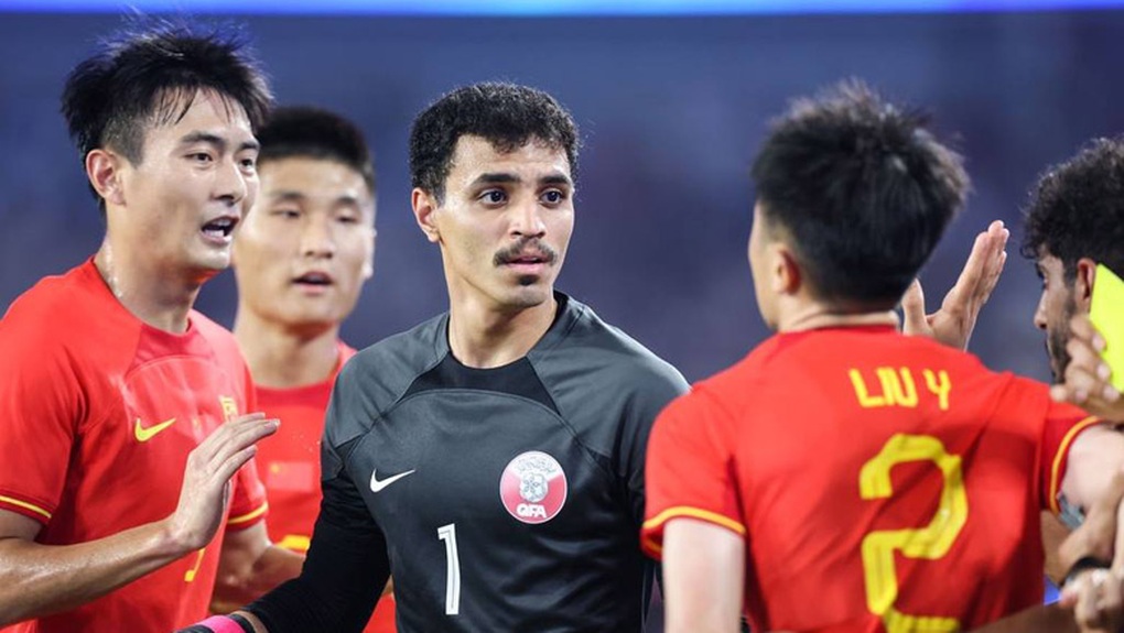 Cầu thủ Qatar quây chặt hỏi tội trọng tài vì thiên vị chủ nhà Trung Quốc - 1 Cầu thủ Qatar quây chặt hỏi tội trọng tài vì thiên vị chủ nhà Trung Quốc - 1