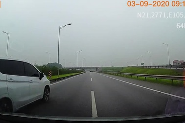 Tài xế giật mình khi phát hiện xe ô tô đi lùi trên cao tốc