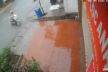 Người phụ nữ và sự cố hy hữu vì vặn nhầm tay ga khi dắt xe máy