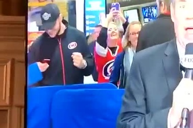 Khoảnh khắc siêu hài hước lọt vào ống kính truyền hình