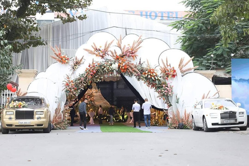 Đám cưới nhà giàu Quảng Ninh: Maybach, Rolls- Royce nối đuôi nhau đưa dâu - 3 Đám cưới nhà giàu Quảng Ninh: Maybach, Rolls- Royce nối đuôi nhau đưa dâu - 3