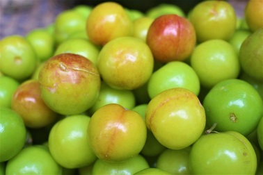 Mận cơm trượt giá còn 5.000 đồng/kg, dân mạng lại hô giải cứu