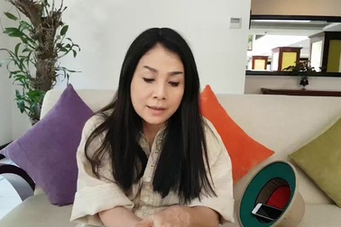 Bà Minh Hạnh trao đổi với PV