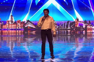 Khiến cả khán phòng trở thành vũ hội, thí sinh nhận nút vàng