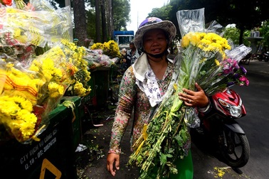 Dân Sài Gòn dừng xe mót hoa từ xe rác về bán