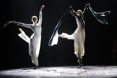 Ấn tượng với màn trình diễn của 52 vũ công "Sắc màu tuổi thơ"