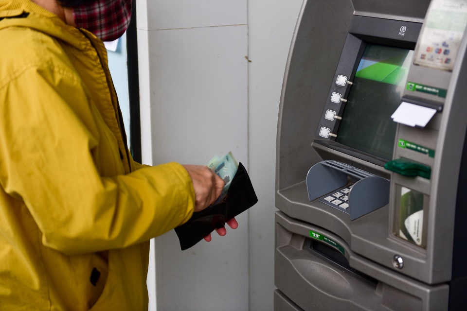 Hà Nội: Cây ATM thiếu nước rửa tay, người dân lo ngại lây lan dịch - 6 Hà Nội: Cây ATM thiếu nước rửa tay, người dân lo ngại lây lan dịch - 6
