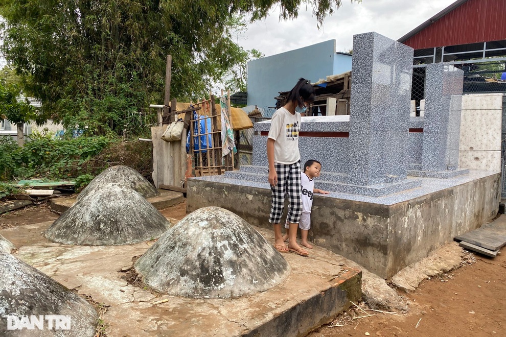 Mẹ mất vì Covid-19, hai con thơ dại lay lắt cùng ông ngoại giữa nghĩa địa - 5 Mẹ mất vì Covid-19, hai con thơ dại lay lắt cùng ông ngoại giữa nghĩa địa - 5