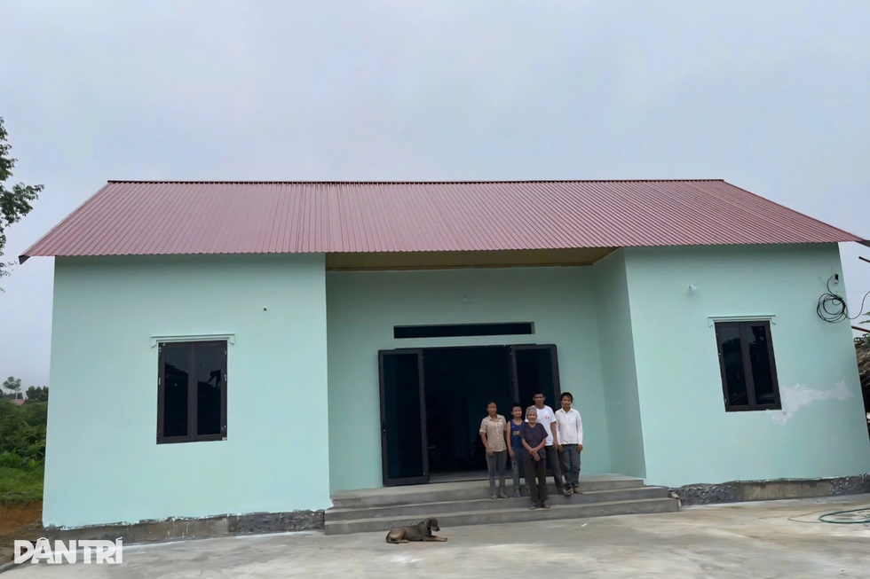 Nữ sinh lớp 7: “Chúng con có nhà mới, có bàn học nữa ạ!” - 1 Nữ sinh lớp 7: “Chúng con có nhà mới, có bàn học nữa ạ!” - 1