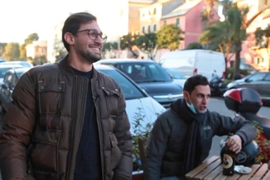 Chàng trai tội nghiệp "hóa điên" vì lỡ vứt tấm vé số trúng thưởng