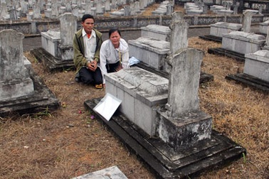 Vất vả tìm mộ liệt sĩ vì đội quy tập trót để hài cốt lẫn lộn