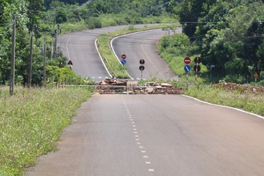 Hai mùa mưa vẫn chưa sửa xong một đoạn đường nứt toác