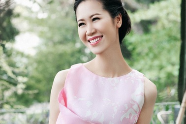 Dương Thùy Linh tươi tắn xuống phố