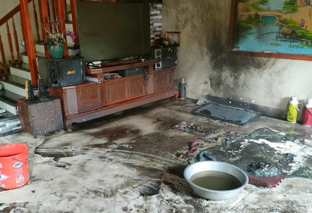 Vụ 3 con gái đốt nhà mẹ đẻ: Người con cả tử vong - 1 Vụ 3 con gái đốt nhà mẹ đẻ: Người con cả tử vong - 1