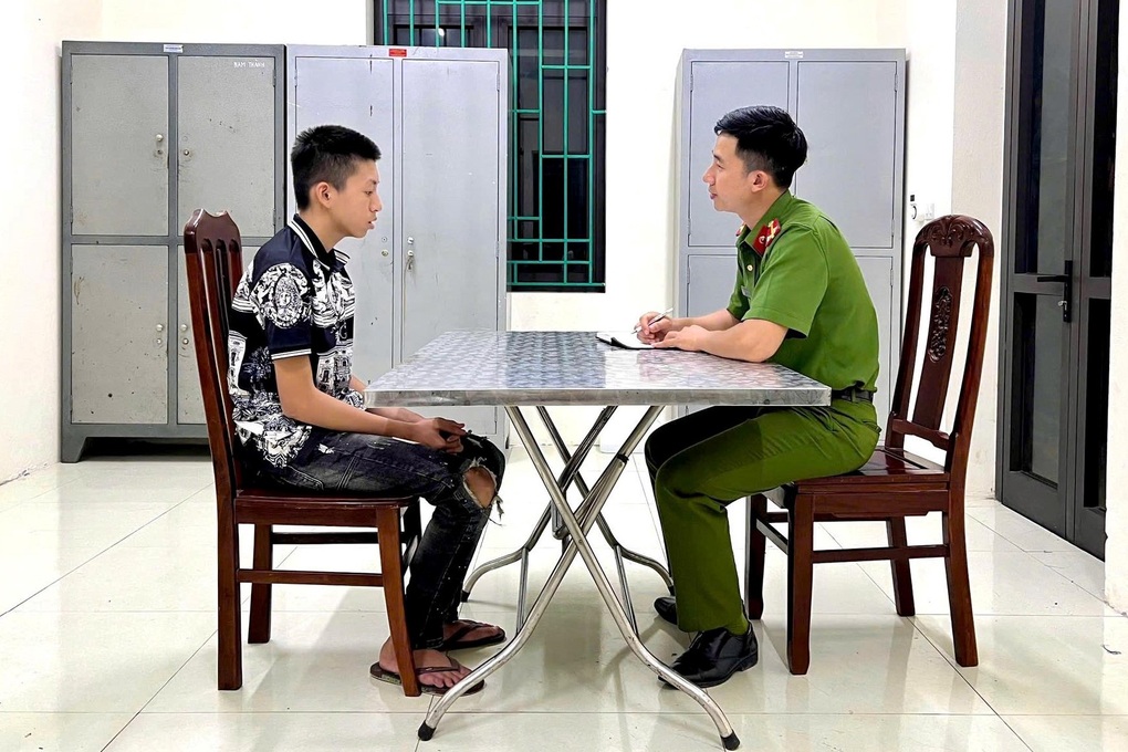 Hai nhóm thanh thiếu niên mang hung khí, vỏ chai bia khiêu khích đánh nhau - 1 Hai nhóm thanh thiếu niên mang hung khí, vỏ chai bia khiêu khích đánh nhau - 1