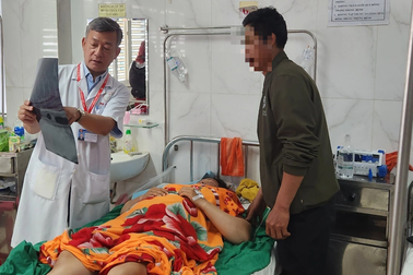 Rơi xuống giếng khi hái cà phê, nữ nhân công liệt cả hai chân