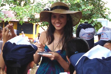 Á hậu Hoàng My về thăm lại trường xưa