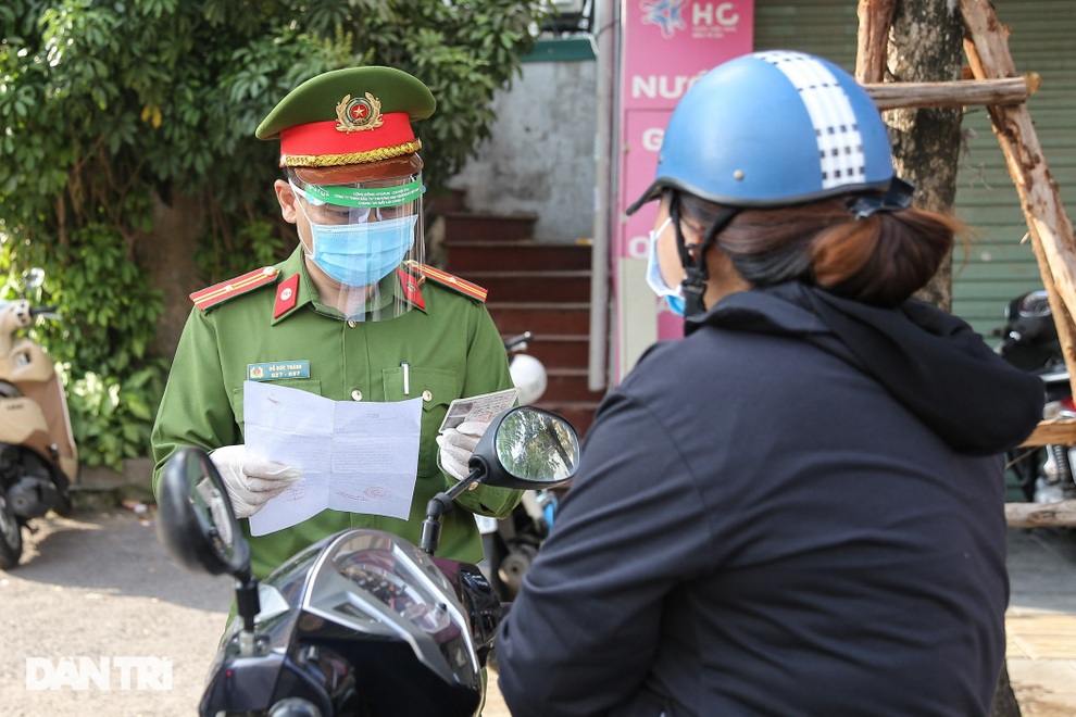 Hà Nội: Ngày đầu triển khai 39 chốt kiểm soát liên ngành tại vùng đỏ - 13 Hà Nội: Ngày đầu triển khai 39 chốt kiểm soát liên ngành tại vùng đỏ - 13