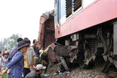 Tàu SE6 đâm vào toa hàng bị... bỏ quên