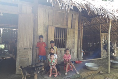 Xót cảnh phận đời 5 đứa trẻ nheo nhóc còn bố mẹ mà... sống như trẻ mồ côi