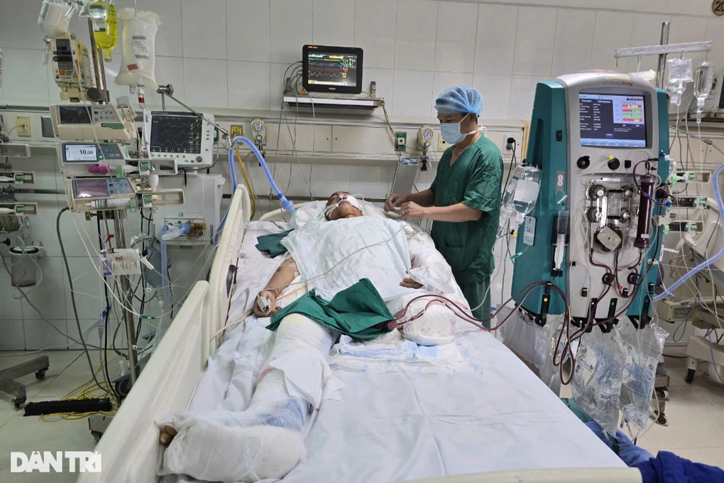 Tập trung cứu chữa cho chàng trai có 5 người thân tử vong ở Làng Nủ - 2 Tập trung cứu chữa cho chàng trai có 5 người thân tử vong ở Làng Nủ - 2