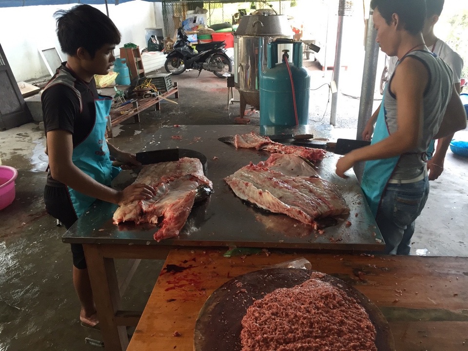 Nhà giàu Việt chi trăm triệu đồng mua cá song vang nặng cả tạ về... ăn gỏi - 2 Nhà giàu Việt chi trăm triệu đồng mua cá song vang nặng cả tạ về... ăn gỏi - 2
