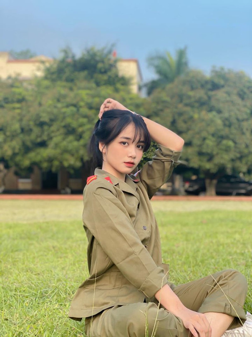 Nữ sinh Ngân hàng “gieo thương nhớ” trong trang phục quân sự - 1 Nữ sinh Ngân hàng “gieo thương nhớ” trong trang phục quân sự - 1