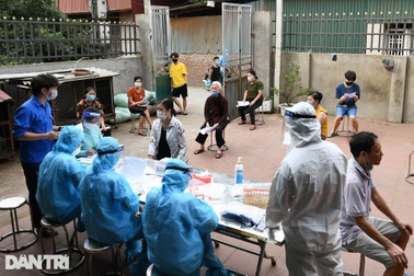 Cận cảnh xét nghiệm Covid-19 cho hơn 2.000 người ở Hà Nội